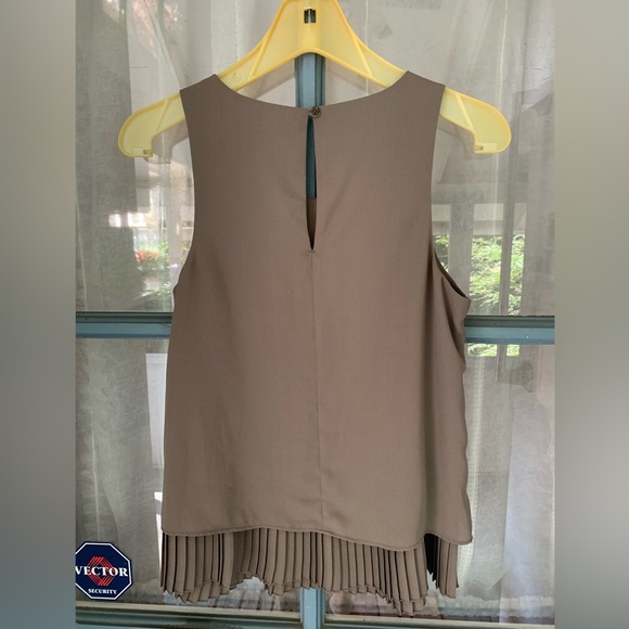 New With Tag! Banana Republic Sleeveless Light Tan Blouse Poppy Pleated Hem XS - Picture 2 of 10